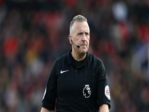 Jon Moss là 1 trong các trọng tài Ngoại hạng Anh