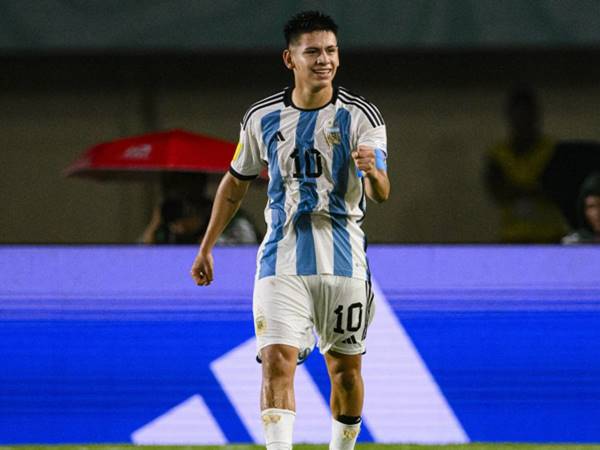 Cầu thủ Claudio Echeverri là ai? Thông tin về sao trẻ Argentina