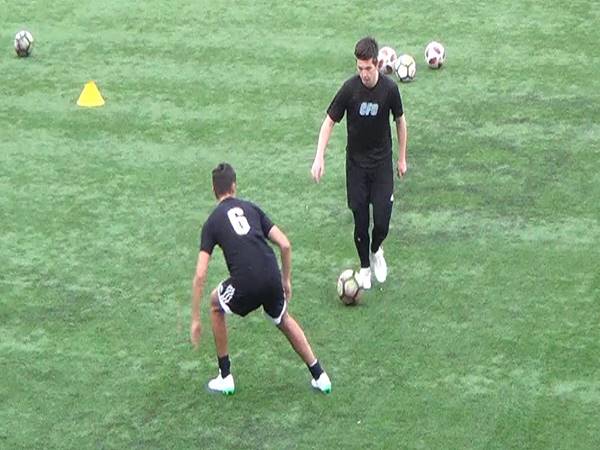 Cách phòng ngự 1v1 hiệu quả trong bóng đá hiện đại