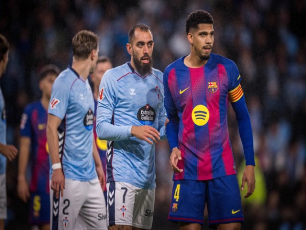 Laporta lên tiếng bảo vệ Araujo giữa bão chỉ trích